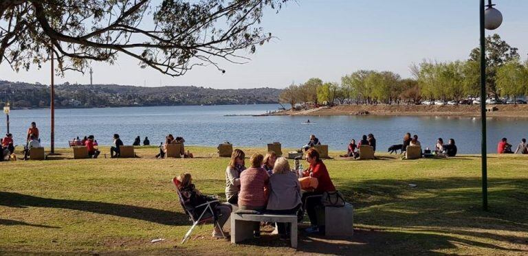 La costumbre de grandes y chicos: una tarde en la costanera.