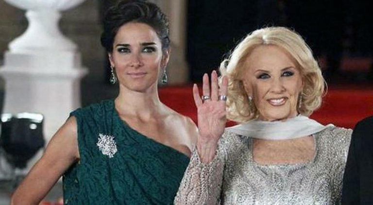 Mirtha Legrand posa junto a su nieta Juana Viale