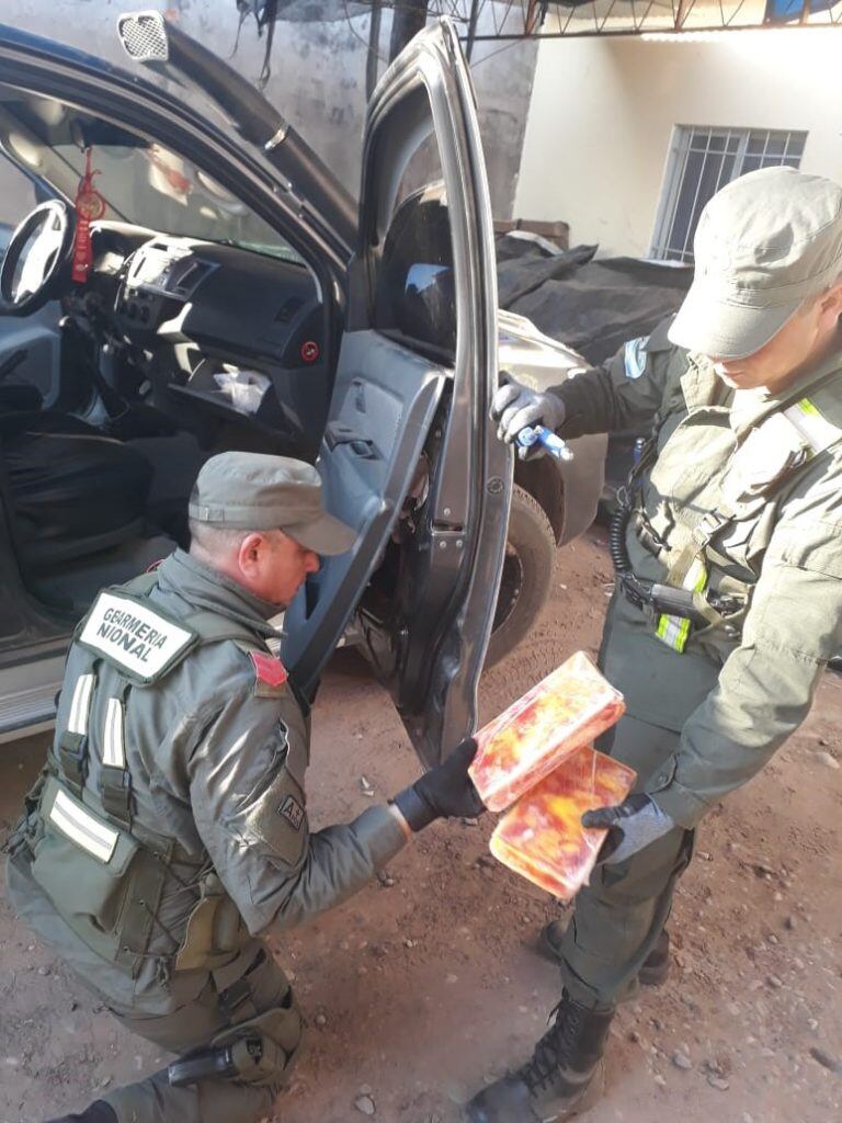 Los efectivos hallaron parte de lo droga en las puertas de la camioneta.