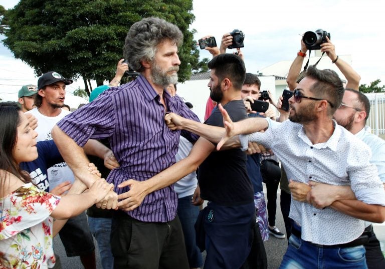 Seguidores del expresidente Luiz Inácio Lula da Silva discuten con detractores hoy frente a la cárcel donde cumple su condena, en Curitiba. El presidente de la Corte Suprema de Brasil, José Antonio Dias Tóffoli, anuló la decisión cautelar que había dictado un juez de ese tribunal contra la prisión después de condena en segunda instancia, que podría haber llevado a excarcelar al exmandatario.