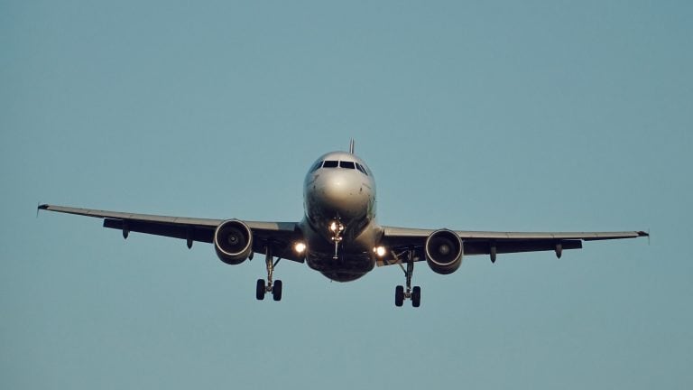 Cada vez más pasajeros se suben a un avión por primera vez. (UNPLASH)