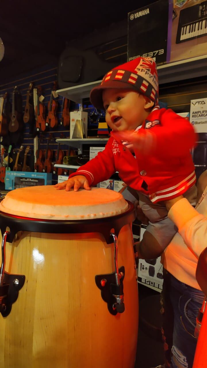 Alan David, el pequeño colombiano que toca la batería.