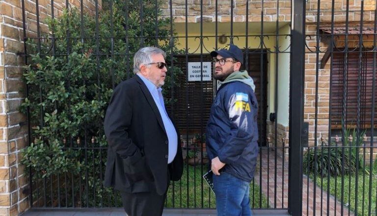 Carlos Stornelli, durante el allanamiento a la casa de Oscar Centeno