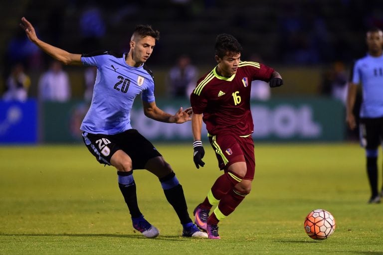 Uruguay y Venezuela, dos selecciones que no respetan los colores de sus banderas en sus camisetas.