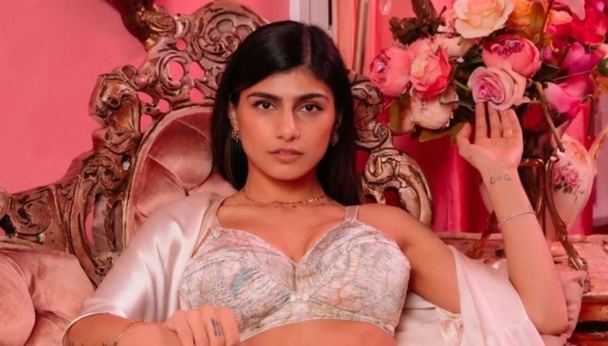 Mia Khalifa posó para la portada de una revista en un minitop amarillo y con un mensaje de apoyo que fue tendencia en redes