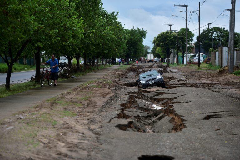 Impresionante grieta se abrió en el asfalto en barrio Parque Liceo Tercera Sección.