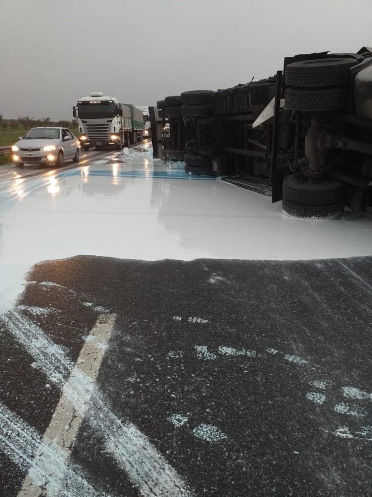 Choque autopista Córdoba Rosario - PH Bomberos Voluntarios Laguna Larga