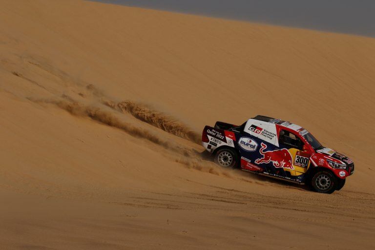 Nasser Al-Attiyah y Mathieu Baumel no se rinden. A pesar de que perdieron casi 18 minutos en la etapa (recortada en un 40 por ciento), todavía les quedan dos muy largas jornadas. Y todo puede pasar...