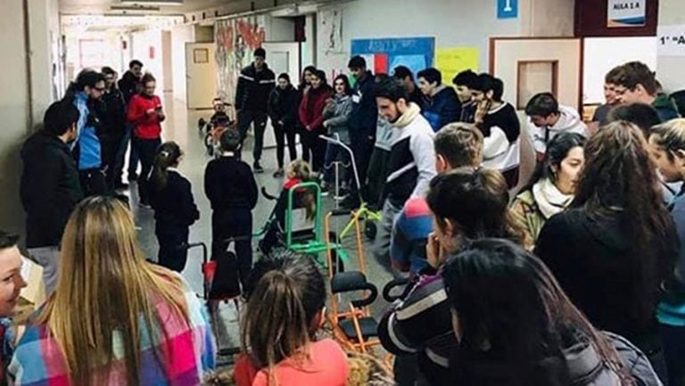 Alumnos de Diseño Industrial de la Universidad de Villa María que cursan en San Francisco fabricaron estos "autitos hospitalarios".