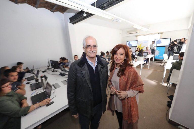 Fotografía cedida por Unidad Ciudadana, de la expresidenta argentina y Jorge Taiana en el Instituto Patria