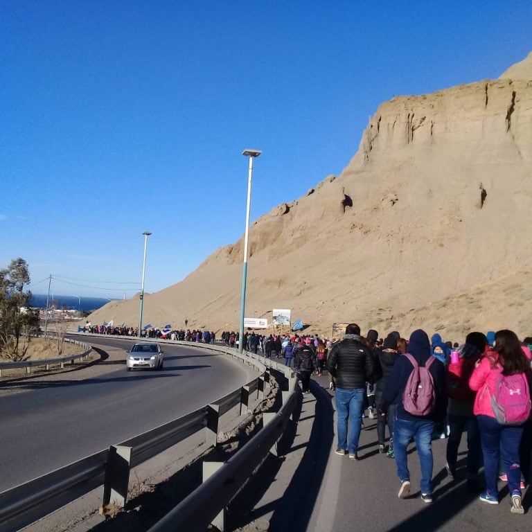 La marcha tuvo com objetivo repudiar los incidentes en Rawson. Foto Eliana Gómez