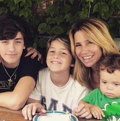 Flor Peña junto a sus tres hijos: Toto, Juan y Felipe