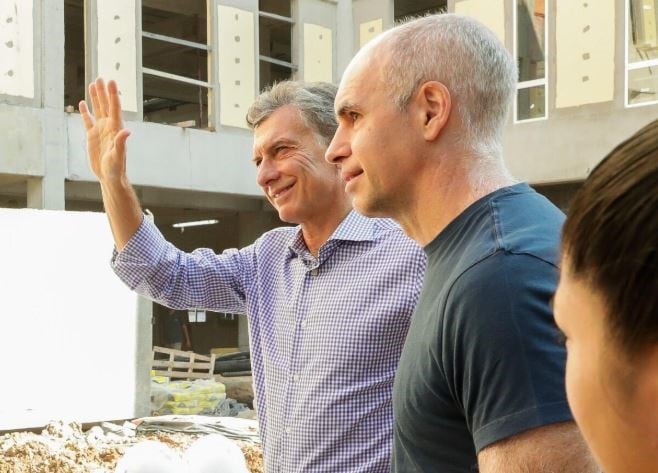 El presidente Mauricio Macri recorre las obras cloacales en Dock Sud, acompañado por Horacio Rodríguez Larreta, jefe de Gobierno porteño.