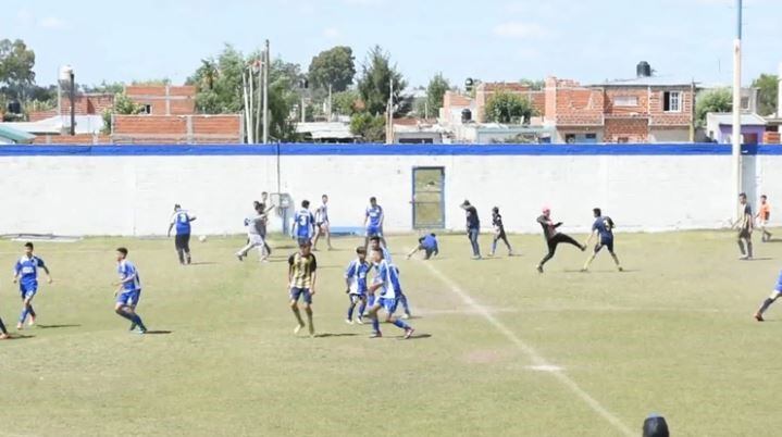 Piñas y patadas en medio del partido.