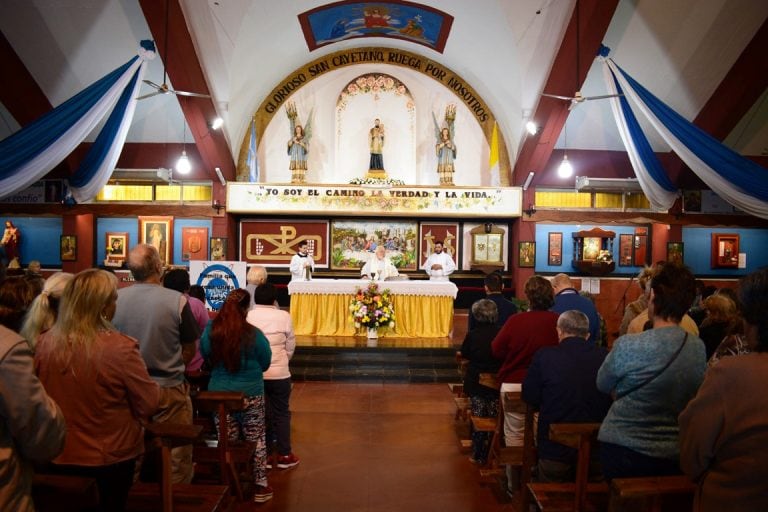 San Cayetano fue venerado durante todo este miércoles con una procesión y misas que terminarán a medianoche en Posadas. (MisionesOnline)