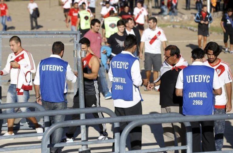 Los empleados de Utedyc reciben a hinchas de River. (Archivo)