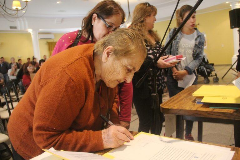 Vecinos firmando sus escrituras en Lobería. - 2