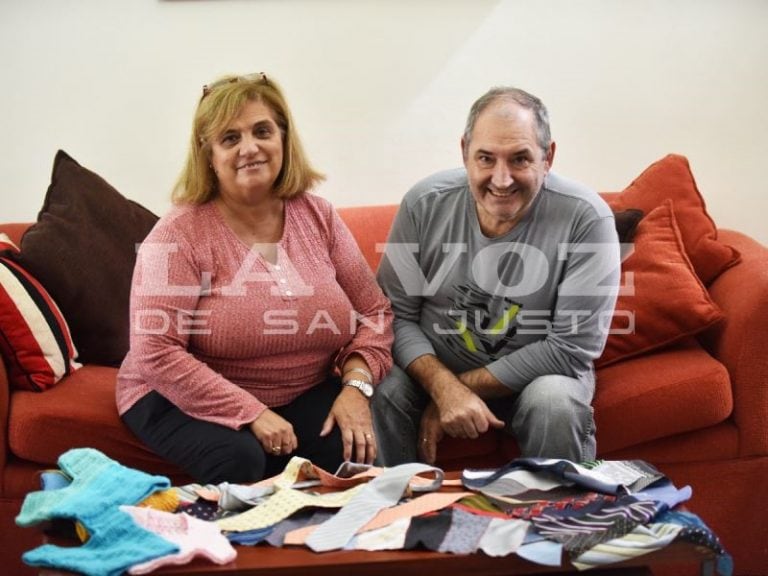 En San Francisco, Silvana y Luis y los integrantes de la parroquia Cristo Rey arman colchas con pedazos de corbatas. (La Voz de San Justo)