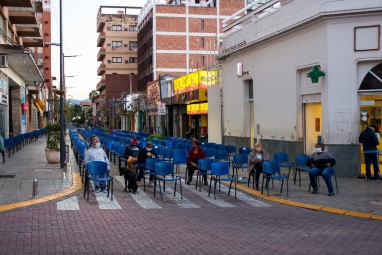 Así organizaron las calles cercanas a los bancos para evitar aglomeraciones.