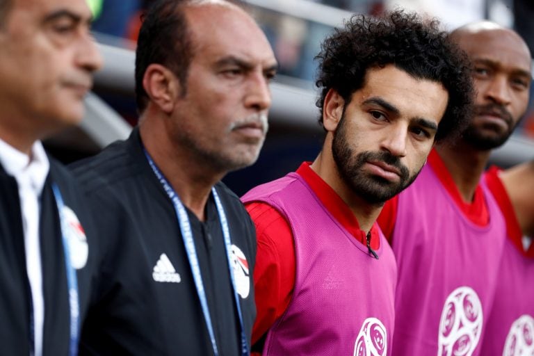 Mo Salah mira el encuentro desde el banco. REUTERS/Damir Sagolj