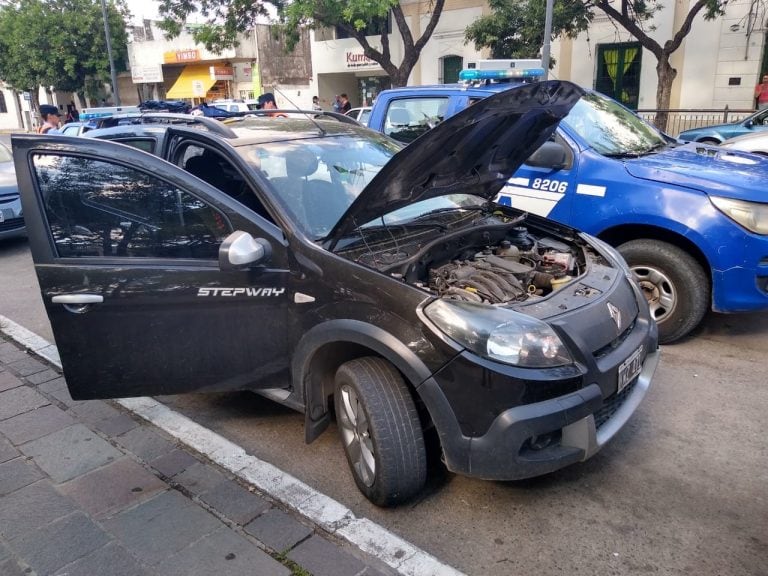 Renault Sandero Stepway siendo controlado por la Policía.