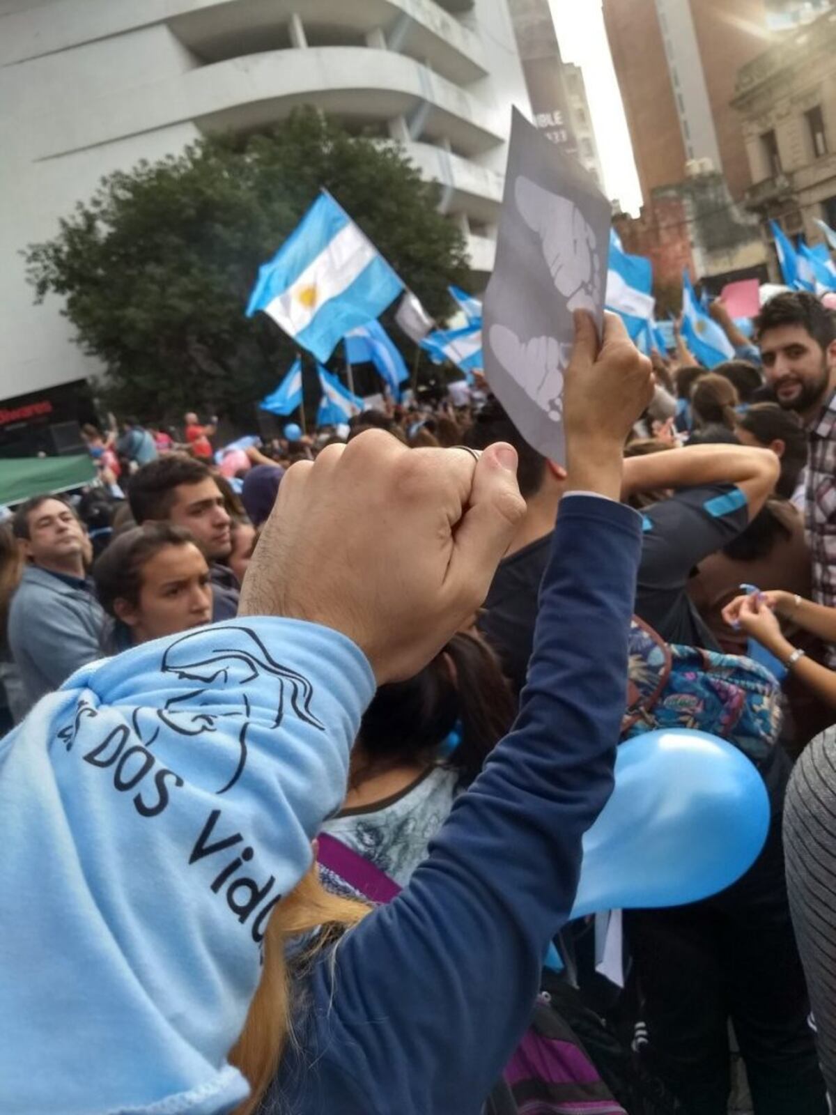 Docente rosarina invitó a la marcha "en favor de las dos vidas" en nombre de su instituto