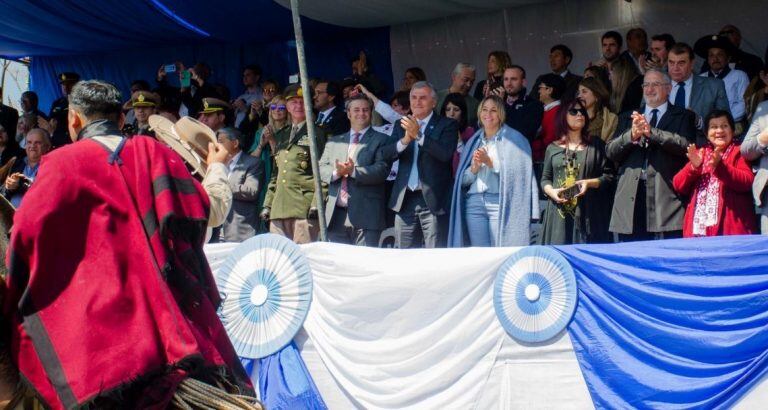 Las autoridades aplauden el paso de los gauchos, en el desfile conmemorativo del Éxodo de 1812.