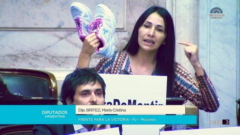 Cristina Brítez diputada kirchnerista de Misiones esgrimiendo zapatillas que se fabrican en Misiones. El contrabando también afecta a esta industria (WEB)