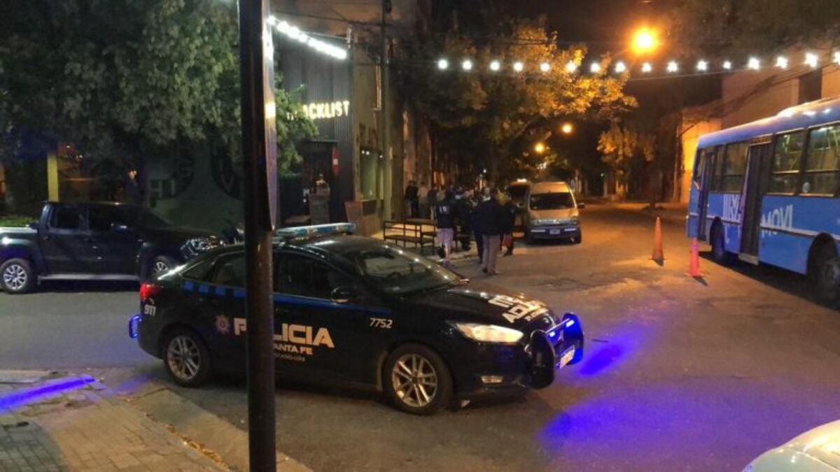 Desde un auto, balearon un bar de Pichincha