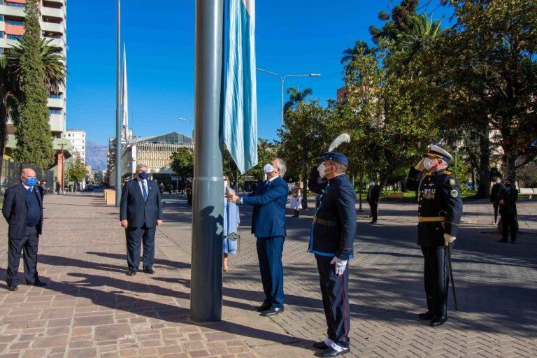 El acto en Jujuy por el Día de la Independencia comenzó con el izamiento de las Banderas en el frente de la Casa de Gobierno.