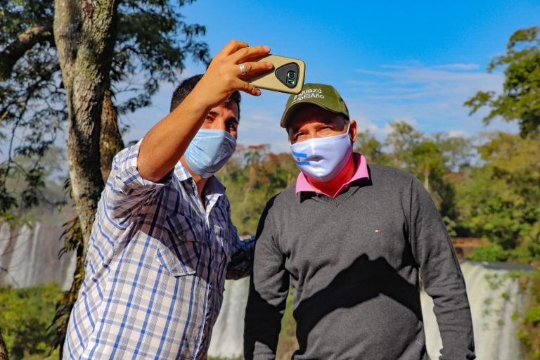 Fotografía cedida este lunes por Iturem Iguazú que muestra a dos turistas mientras se toman una selfie en el Parque Nacional Iguazú (Argentina). La parte argentina de las Cataratas del Iguazú volvió a recibir visitantes tras cuatro meses de confinamiento en el que el Parque Nacional estuvo cerrado al público. EFE/ Iturem Iguazú