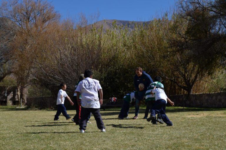 En oportunidad de visitar Jujuy en junio de 2017 para enfrentar en un test match al seleccionado de Georgia, los integrantes del plantel de Los Pumas tuvieron un día de descanso en Purmamarca y compartieron un encuentro con niños de los clubes “Los Guanacos” de Tilcara y “Los Chakanas” de Abra Pampa.