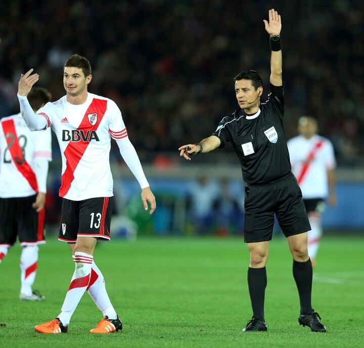 Alario en la final del Mundial de Clubes que Faghani dirigió