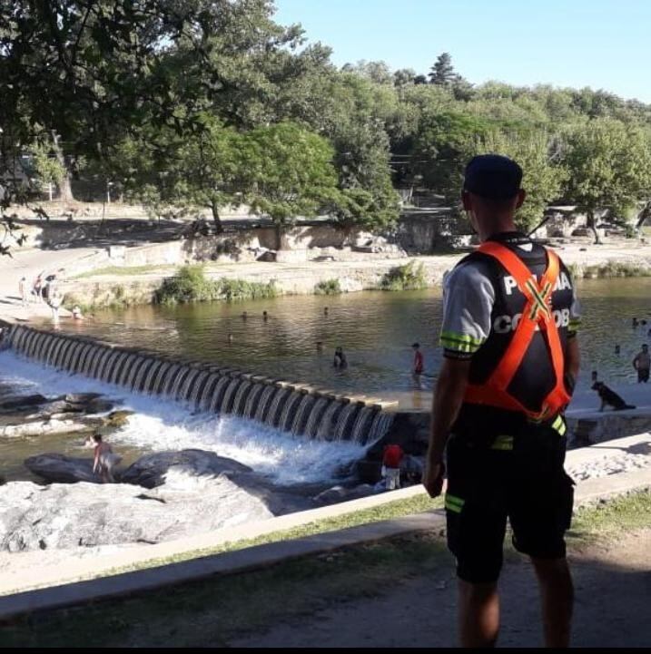 Cada uno de los balnearios, custodiados por efectivos policiales.