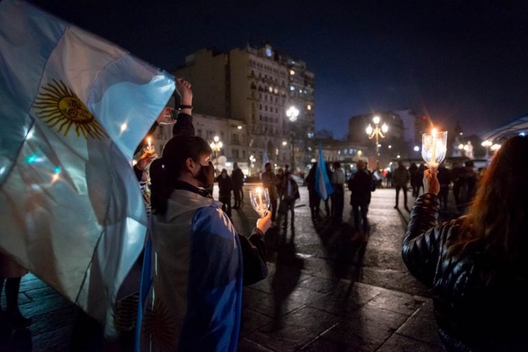 Frente a las puertas del Congreso de la Nación, manifestantes protestaron durante toda la madrugada de este jueves 27 de agosto de 2020 contra la reforma judicial.  (Clarín)