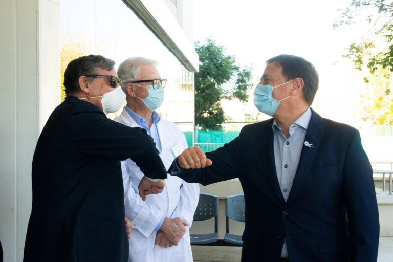 El Gobernador, el rector y el director del hospital.