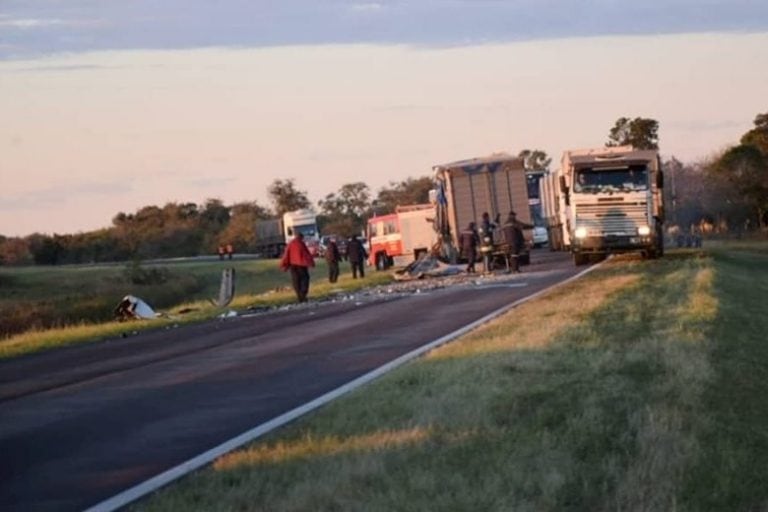 Accidente fatal entre un colectivo y un camión.