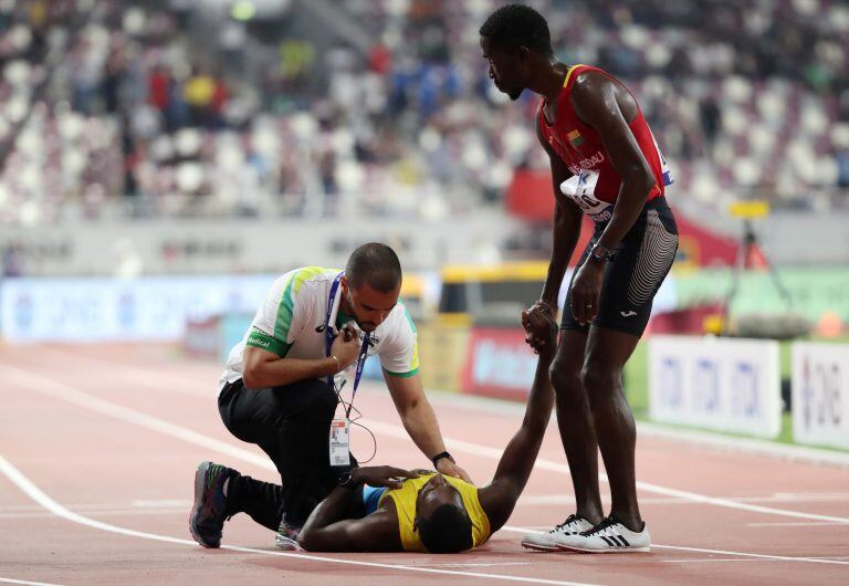 Jonathan Busby y Braima Dabó, tras la dramática carrera. (REUTERS)