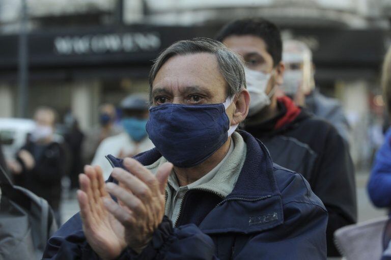 "Sirenazo" conmovedor en Villa Crespo en homenaje a los dos bomberos fallecidos durante el incendio de la perfumería "Pigmento". (Clarín)