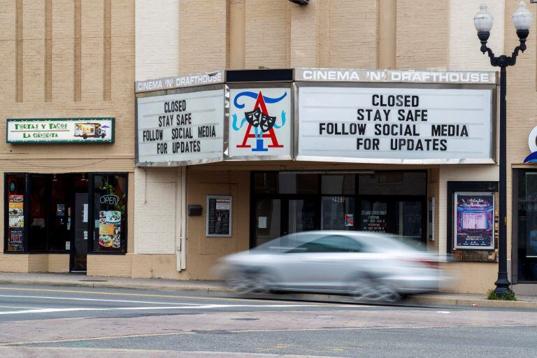 Un cine en Arlington, Virginia (EFE/EPA/SHAWN THEW)