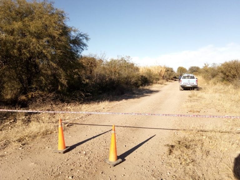 Estaba semienterrada y envuelta en una frazada.