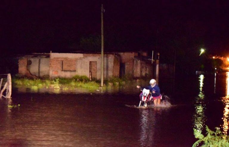 Calles inundadas en Mercedes. (Foto: Tumercedes)