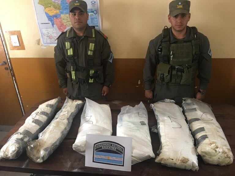 Por la maniobra, se detuvo a dos hombres que viajaban en el colectivo con los 38 kilos de cocaína.