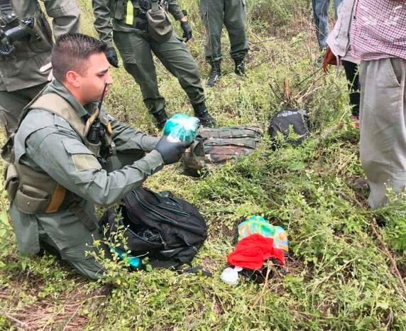 Atraparon a dos mochileros bolivianos que trataban de ingresar 35 kilos de cocaína al país. (Gendarmería Nacional)