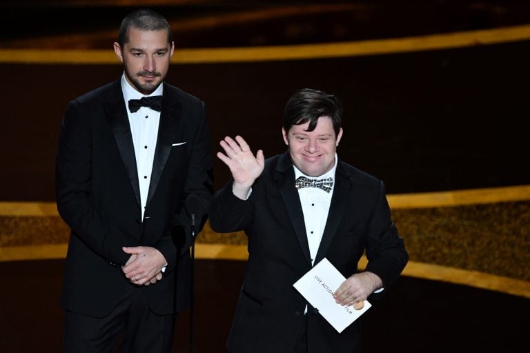 Shia LaBeouf y Zack Gottsagen entregan el premio a Mejor Cortometraje. (Foto: AFP)