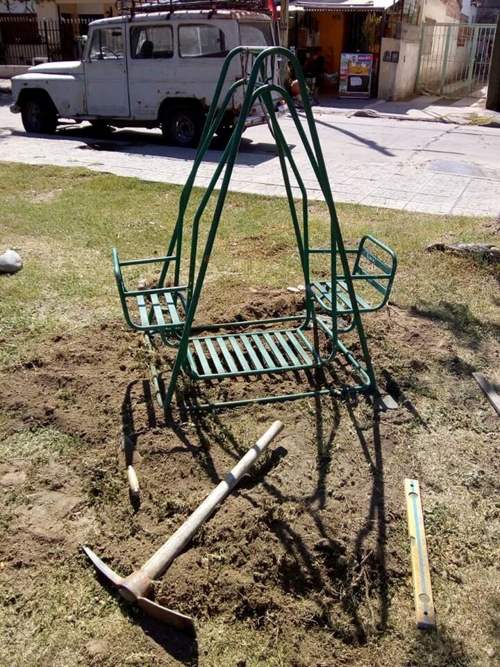 Los vecinos de barrio Bajo General Paz pusieron manos a la obra en la plaza y nos mandaron las fotos a la Comunidad de Día a Día.