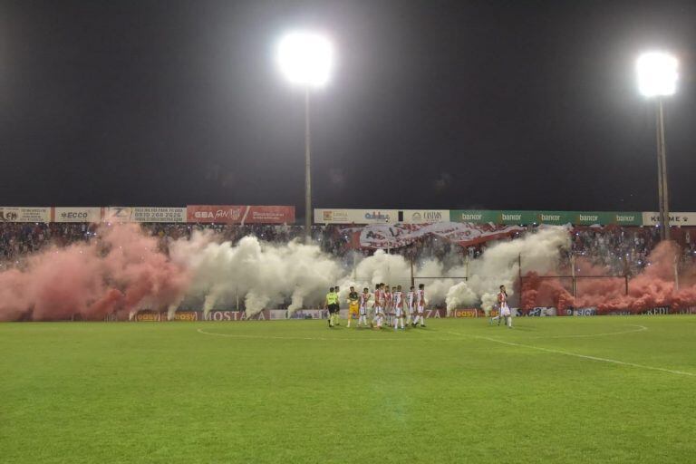 Así recibieron los hinchas Instituto.