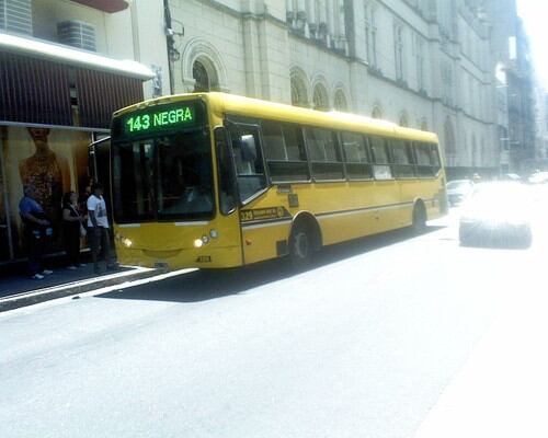 Colectivo de la línea 143 negra en Rosario. (@chelito1966)