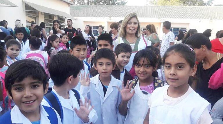 La maestra con sus alumnos de la Escuela 99 (El Diario)