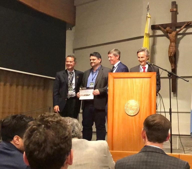 Adrián Villaroel recibiendo el premio.